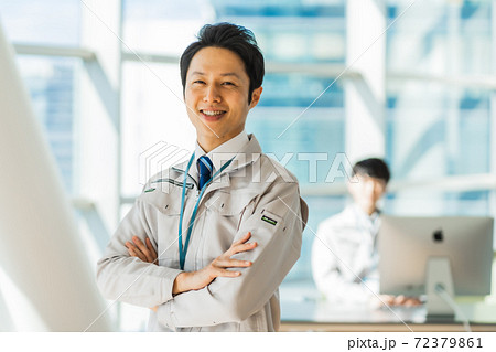 近代的オフィスで働くエンジニア 近代的オフィスで働くエンジニア 72379861