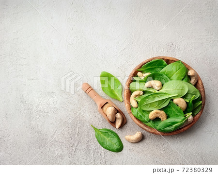 Spinach salad with cashew nuts 72380329