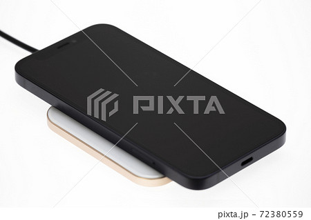 qi 非接触充電のイメージ 寄り画面無し 72380559