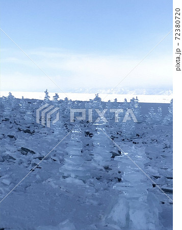 ロシア バイカル湖の氷の芸術 ロシア バイカル湖の氷の芸術 72380720