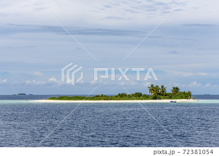 A view of a small Maldives island in the Indian ocean 72381054