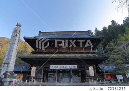 日本有数の門(三門 日蓮宗総本山 身延山久遠寺 山梨県) 日本有数の門(三門 日蓮宗総本山 身延山久遠寺 山梨県) 72381235