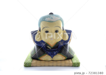 畳に座った福助人形 72381380