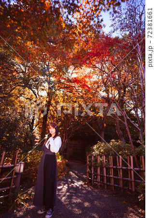 綺麗な庭園で秋ポートレートの写真素材