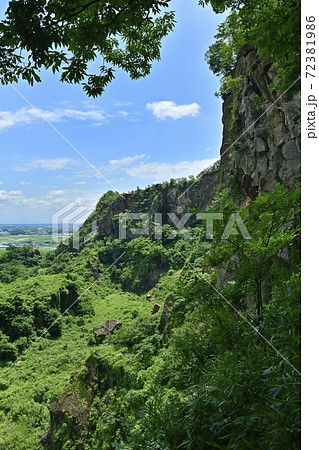 岩船山　採石場跡と筑波山 72381986