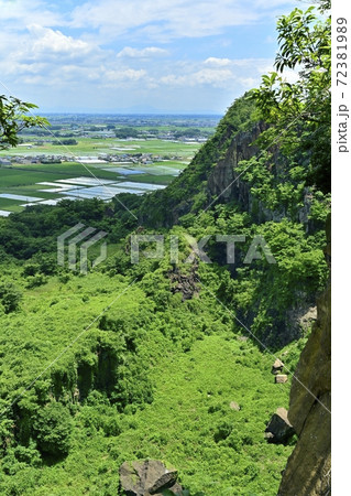 岩船山　採石場跡と筑波山 72381989