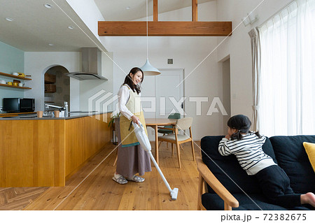 注文住宅　リビング　親子 72382675