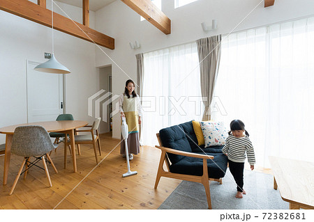 掃除をするママと子ども 72382681