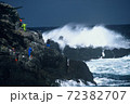 魚釣り 72382707