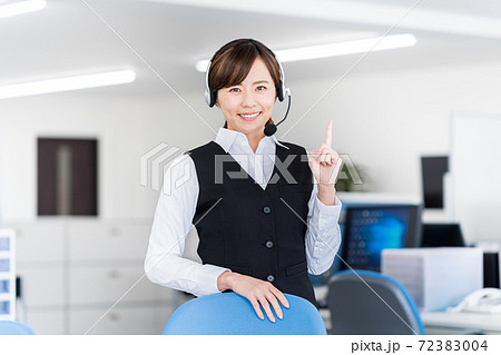 コールセンターで働く若い女性 コールセンターで働く若い女性 72383004