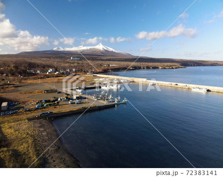 初冬の北海道鹿部町本別漁港の風景を空撮 初冬の北海道鹿部町本別漁港の風景を空撮 72383141