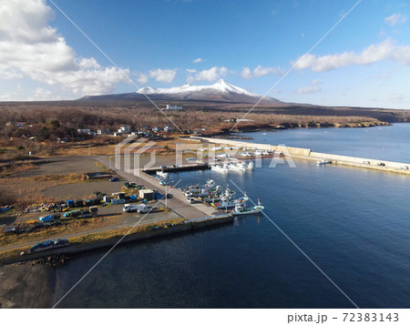 初冬の北海道鹿部町本別漁港の風景を空撮 初冬の北海道鹿部町本別漁港の風景を空撮 72383143