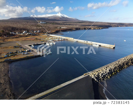 初冬の北海道鹿部町本別漁港の風景を空撮 72383145