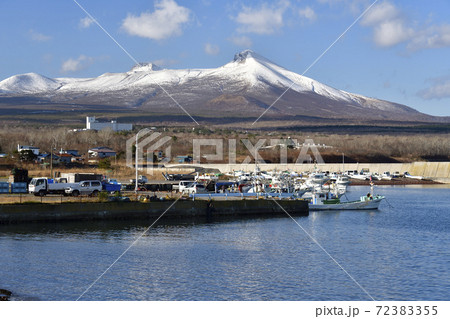 初冬の北海道鹿部町本別漁港の風景を撮影 72383355