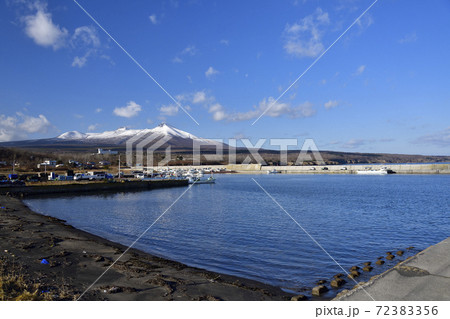 初冬の北海道鹿部町本別漁港の風景を撮影 72383356