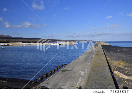 初冬の北海道鹿部町本別漁港の風景を撮影 72383357
