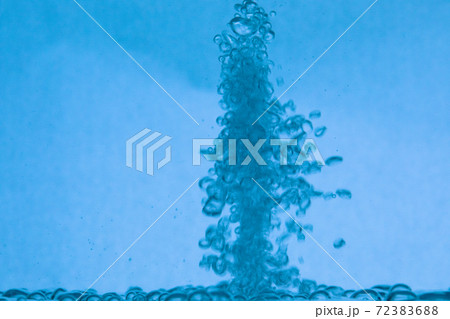 液体と気泡のイメージ (ブルー) 72383688