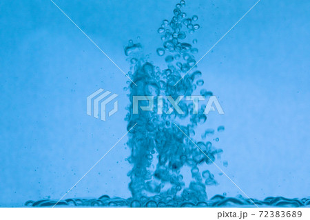 液体と気泡のイメージ (ブルー) 72383689