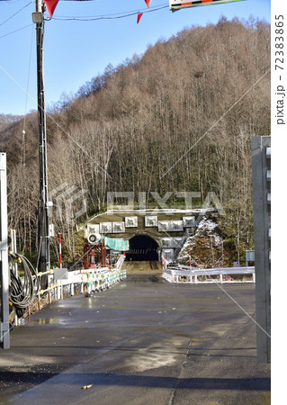 初冬の北海道八雲町落部で北海道新幹線渡島トンネル（上二股）の工事現場の風景を撮影 72383865