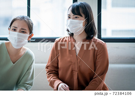 女性　マスク着用　心配 72384106