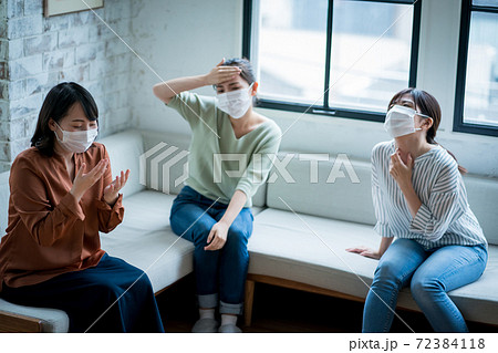 体調不良を訴える女性 体調不良を訴える女性 72384118