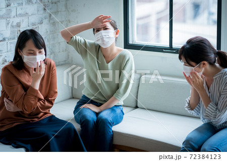 体調不良を訴える女性 体調不良を訴える女性 72384123