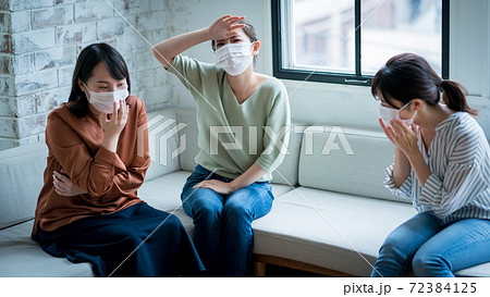 体調不良を訴える女性 72384125