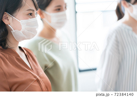 マスク着用　女性 72384140