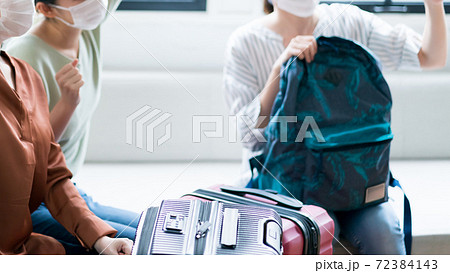 旅行　スーツケース 72384143