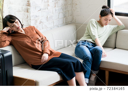 体調不良　女友達 72384165