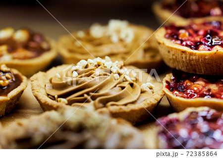 Cake basket with hazelnut cream among other cakes Cake basket with hazelnut cream among other cakes 72385864