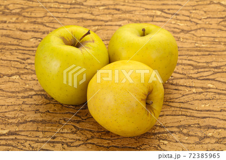 Yellow ripe apples 72385965