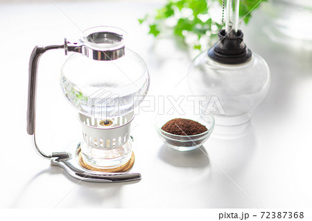 コーヒーサイフォンでお湯を沸かしているところ コーヒーサイフォンでお湯を沸かしているところ 72387368