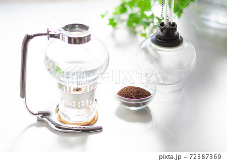 コーヒーサイフォンでお湯を沸かしているところ　写真素材 72387369