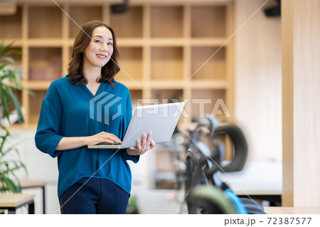 女性社員 ビジネスウーマン 女性社員 ビジネスウーマン 72387577
