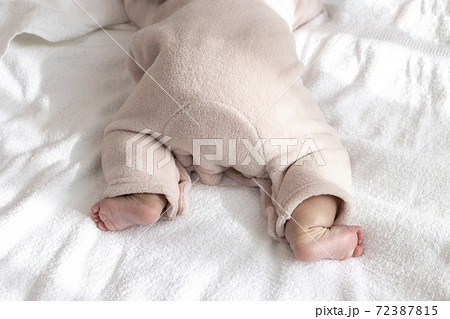 冬服を着た赤ちゃんのお尻 0歳 生後5か月 女の子 の写真素材