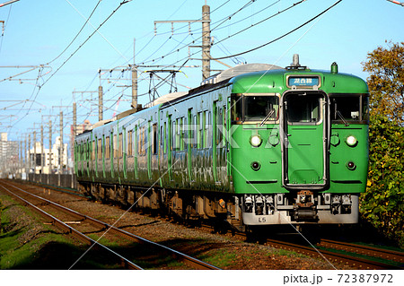 湖西線を走る113系普通電車4両 72387972