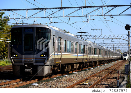 JR京都線を走る225系新快速12両 72387975