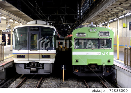 深夜の駅に留置される223系と103系 深夜の駅に留置される223系と103系 72388000