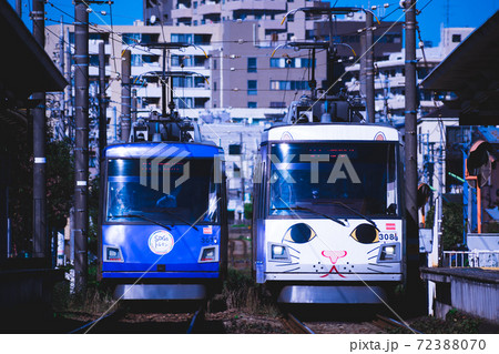 東急世田谷線の幸福の招き猫電車とSDGsトレイン 72388070