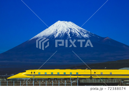 富士山と東海道新幹線ドクターイエロー 72388074