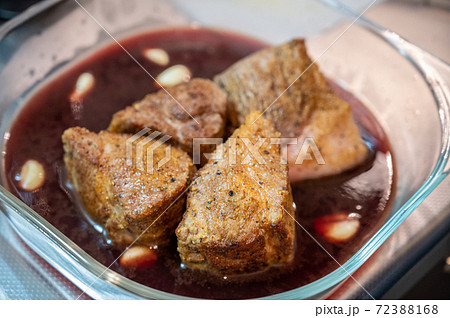 豚肉のニンニクと赤ワイン煮込み 72388168