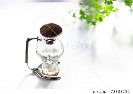 コーヒーサイフォンでお湯を沸かしているところ 72388256