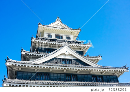 青空に映える中津城の天守閣 72388291