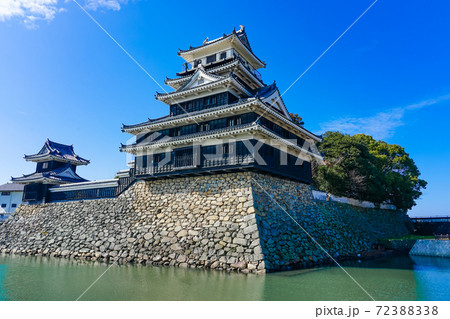 青空に映える中津城の天守閣 青空に映える中津城の天守閣 72388338