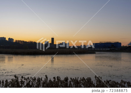 湖 夕焼け 冬 72388875