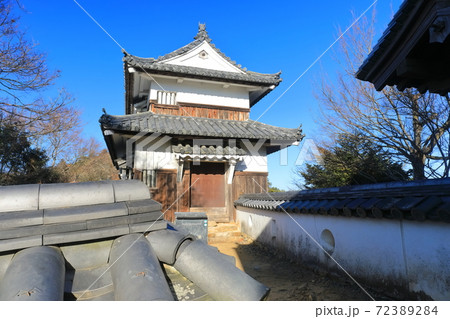 【岡山県】快晴下の備中松山城　二重櫓 72389284