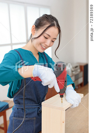 電動ドリルでビスを打ち込むDIY女子 72389369