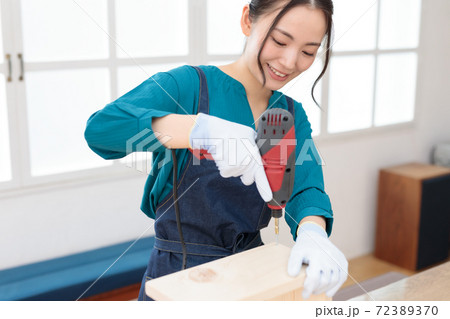 電動ドリルでビスを打ち込むDIY女子 72389370