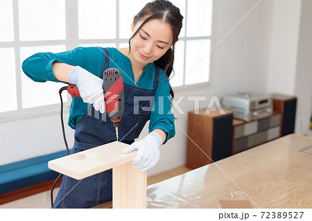 電動ドリルでビスを打ち込むDIY女子 72389527